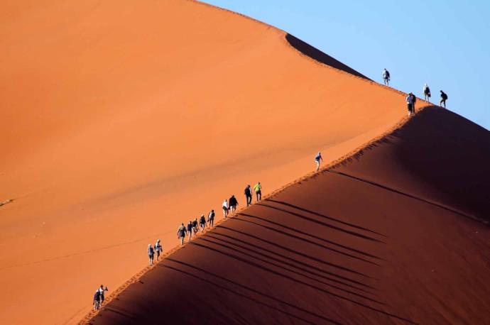 Turisti attraversano le dune del deserto del Namib