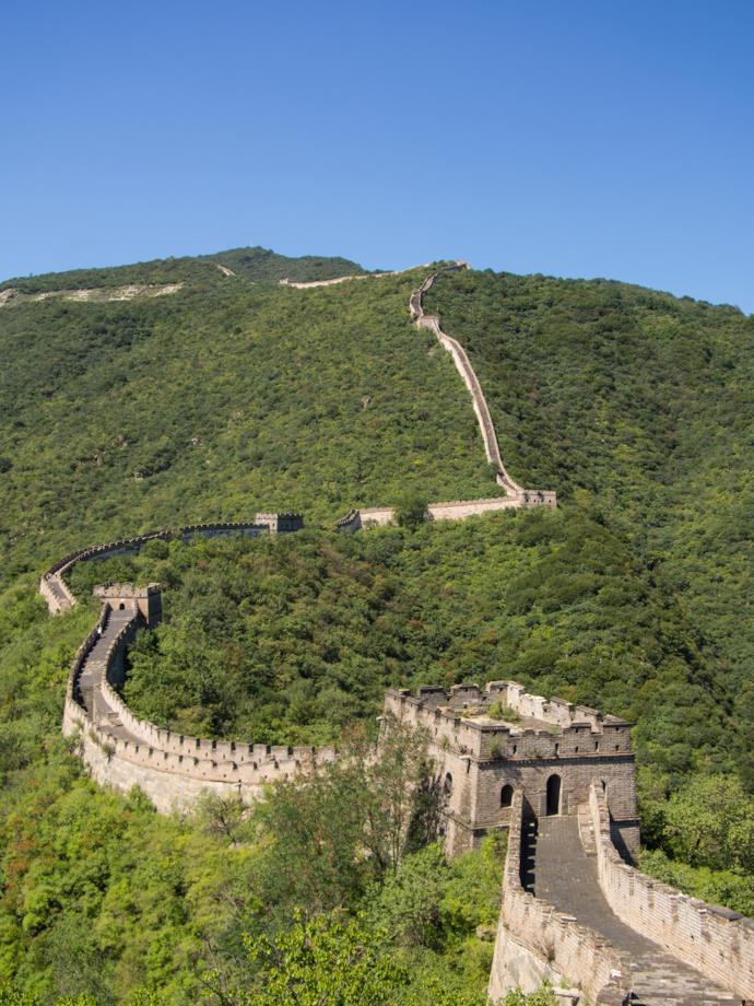 paesaggio di parte della Grande Muraglia Cinese immersa nel verde