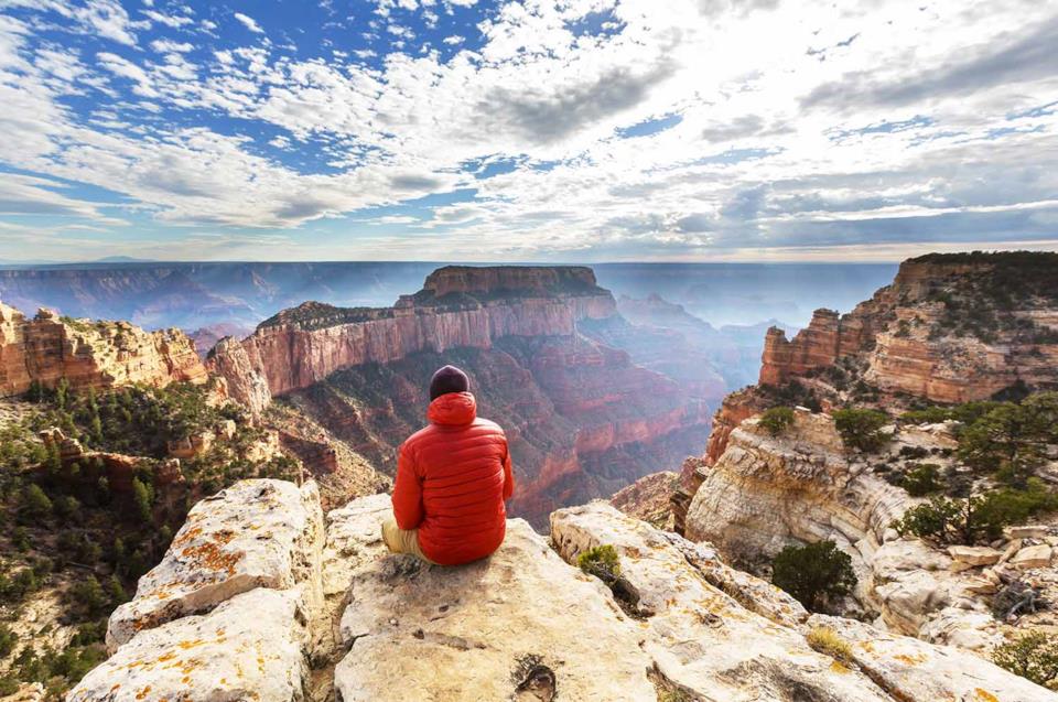 Uomo in vacanza al Grand Canyon