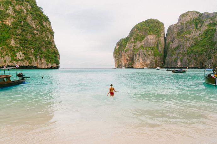 Donna nel mare della Thailandia