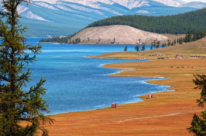 La costa del lago Hvsgol in Mongolia