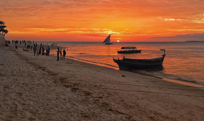 Un tramonto rosso fuoco sulla spiaggia a Zanzibar
