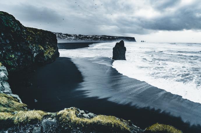 La spiaggia di Vik, nel Suðurland, con la caratteristica sabbia nera