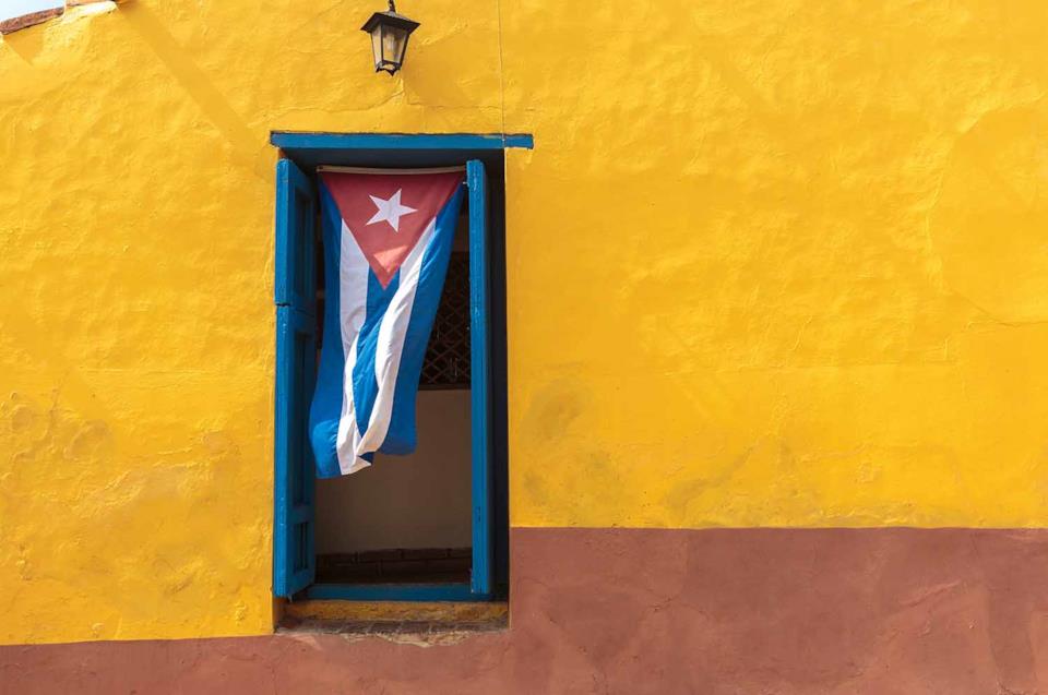 Una finestra di una casa con bandiera cubana