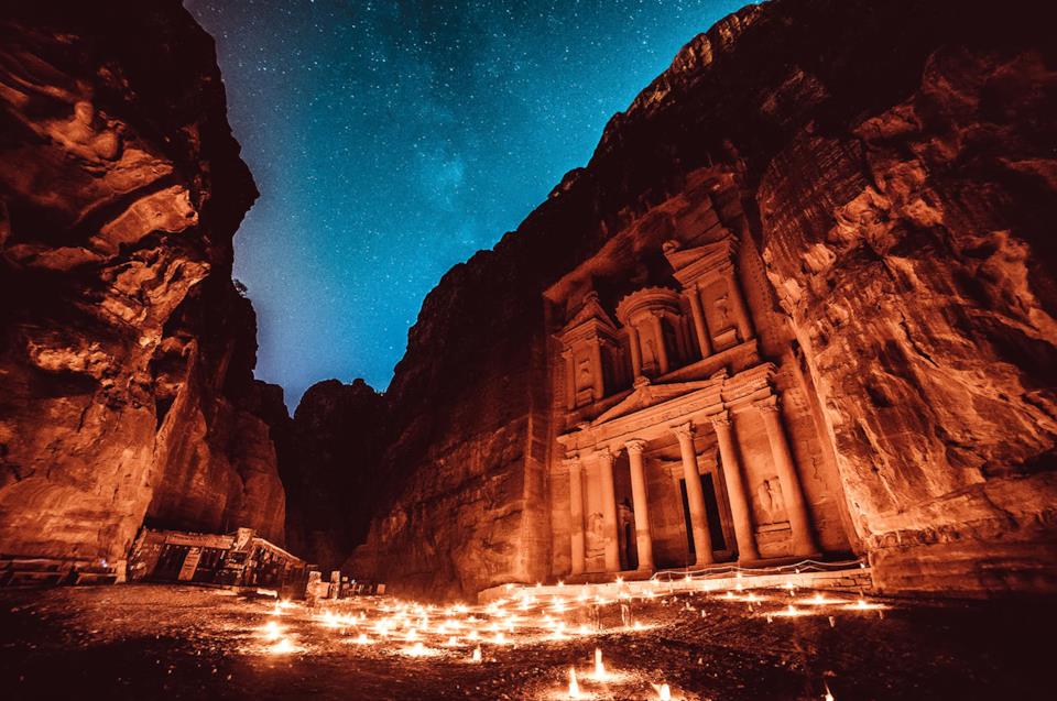 Immagine di Petra di notte