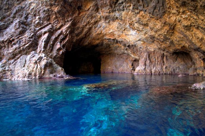 Grotta lambita dal mare dell'Isola di Palmarola.