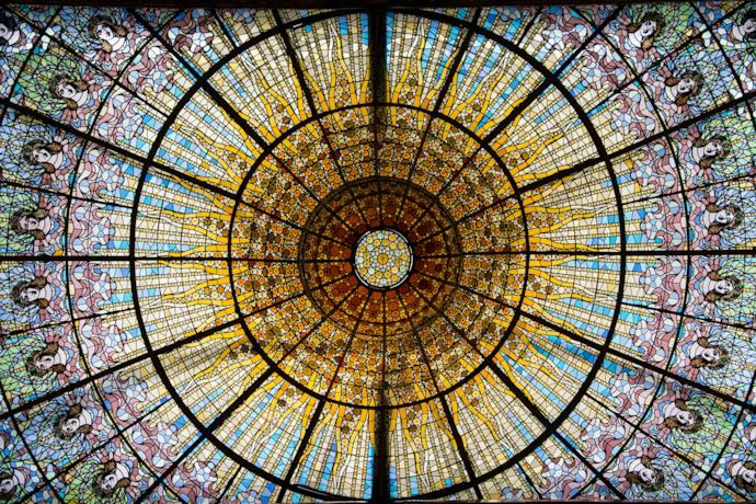 Il lucernario del Palau de la Musica, meraviglioso esempio della Barcellona modernista 