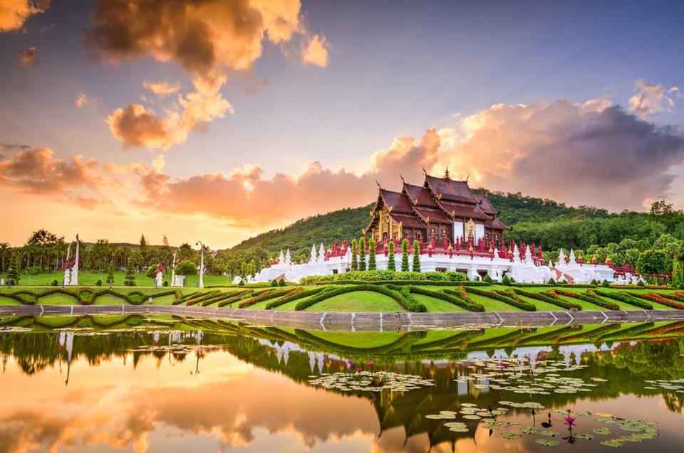 Giardini reali e tempio di Chiang Mai in Thailandia