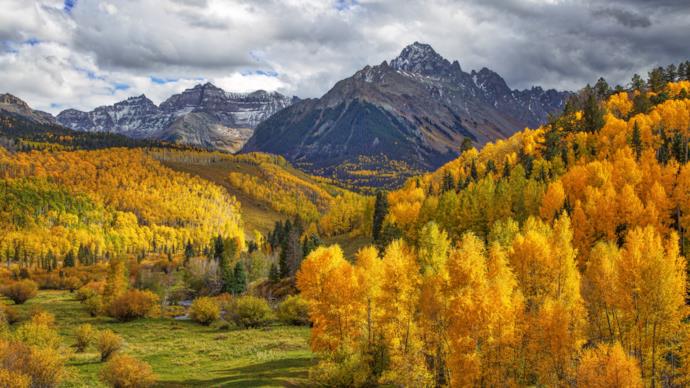 Lo spettacolo dei colori autunnali tra le montagne rocciose del Colorado