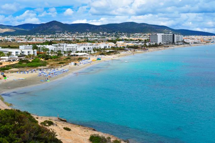 Il lungomare di Playa d'en Bossa ad Ibiza