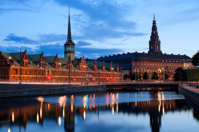 Palazzo di Christiansborg al tramonto a Copenaghen, Danimarca