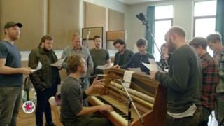 I Coldplay al lavoro per il musical su Game Of Thrones con il cast della serie (video)