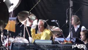 Nigel Olsson suona durante un concerto di Elton John