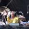 Nigel Olsson suona durante un concerto di Elton John