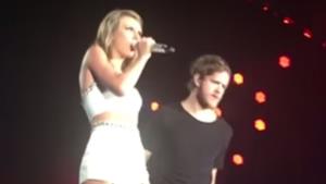 Taylor Swift canta Radioactive con Dan Reynolds degli Imagine Dragons (video)