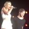 Taylor Swift canta Radioactive con Dan Reynolds degli Imagine Dragons (video)