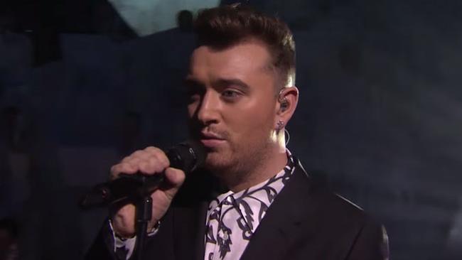 Sam Smith emoziona ai Brit Awards 2015 con Lay Me Down (video)