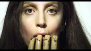 Lady Gaga lecca la mano di un mostro per ARTPOP?