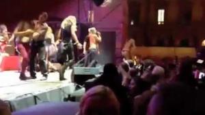 Iggy Pop a Firenze: ragazza nuda sul palco [VIDEO]