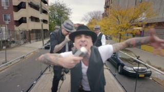 J-AX con Robert Davi dei Goonies nel video Sopra la media