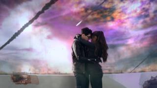 Ariana Grande affronta la fine del mondo nel video di One Last Time