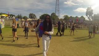 Un finto Steve Aoki si aggira per lo Stereosonic di Perth