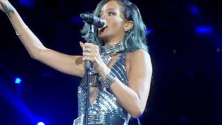 Rihanna piange sul palco di Lille