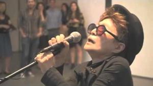 Yoko Ono canta Fireworks di Katy Perry [VIDEO]