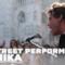 La street performance di Mika