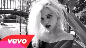 Sky Ferreira - Everything Is Embarassing (Video ufficiale e testo)