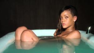 Rihanna che scorreggia nel video di Stay senza musica è virale!