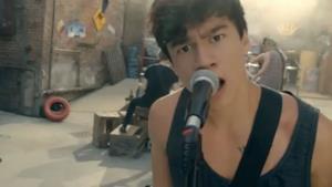 5 Seconds Of Summer - She Looks So Perfect (video ufficiale, testo e traduzione)