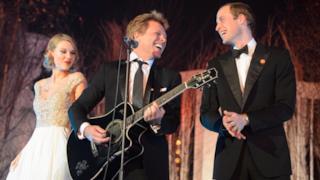 Taylor Swift, Bon Jovi e il Principe William in "Living On A Prayer" al Winter Whites Gala il 26 novembre 2013