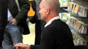 Sting firma autografi (FNAC Milano 18 dicembre 2011)