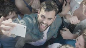 Marco Mengoni fa festa in piscina nel video per Io Ti Aspetto