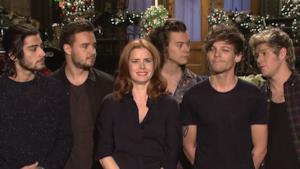 One Direction, Amy Adams cerca di farsi baciare sotto il vischio (video)