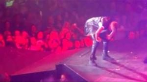 Justin Bieber vomita sul palco durante un concerto [VIDEO]