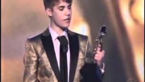 Video - Justin Bieber Winning Top New Artist (Billboard Awards 2011)
