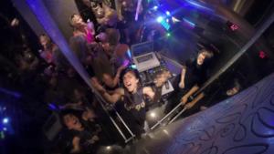 The Krewellavator, un rave privato in ascensore con le Krewella 