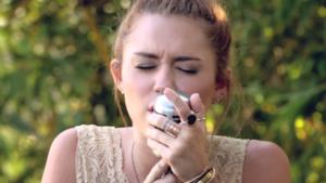 Miley Cyrus canta Jolene di Dolly Parton (Video e testo)