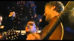 Bono e Sinead O' Connor cantano in strada a Dublino [VIDEO]