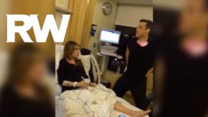 Robbie Williams canta e balla in ospedale per la moglie incinta