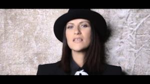 Laura Pausini - Dove resto solo io (video ufficiale e testo)