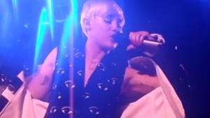 Miley Cyrus canta There Is A Light That Never Goes Out durante il Bangerz Tour