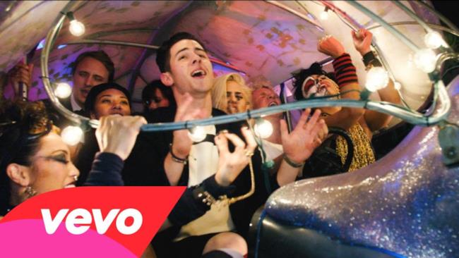 Nick Jonas - Chains (The Wynwood Walls Edition) (Video ufficiale e testo)