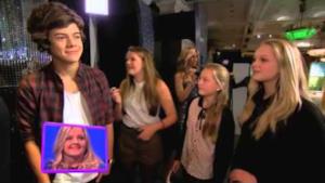 One Direction al Museo delle Cere di Londra: scherzo alle fan [VIDEO]