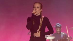 Jess Glynne canta My Love My Hand e Don't Be So Hard on Yourself agli MTV EMA 2015 (VIDEO)