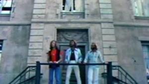 Bee Gees - Stayin' Alive (Video ufficiale e testo)