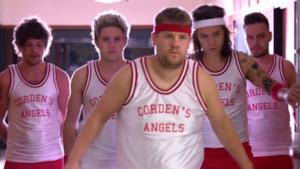 Gli One Direction giocano a dodgeball con James Corden (video)