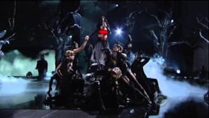 Katy Perry canta Dark Horse ai Grammy Awards 2014